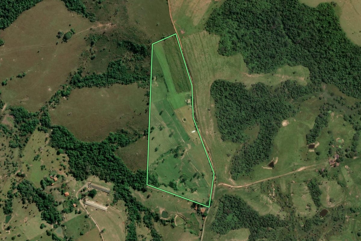 Imagem de satélite do imóvel rural em Conchas (SP), com o contorno declarado no CAR desenhado por cima.
