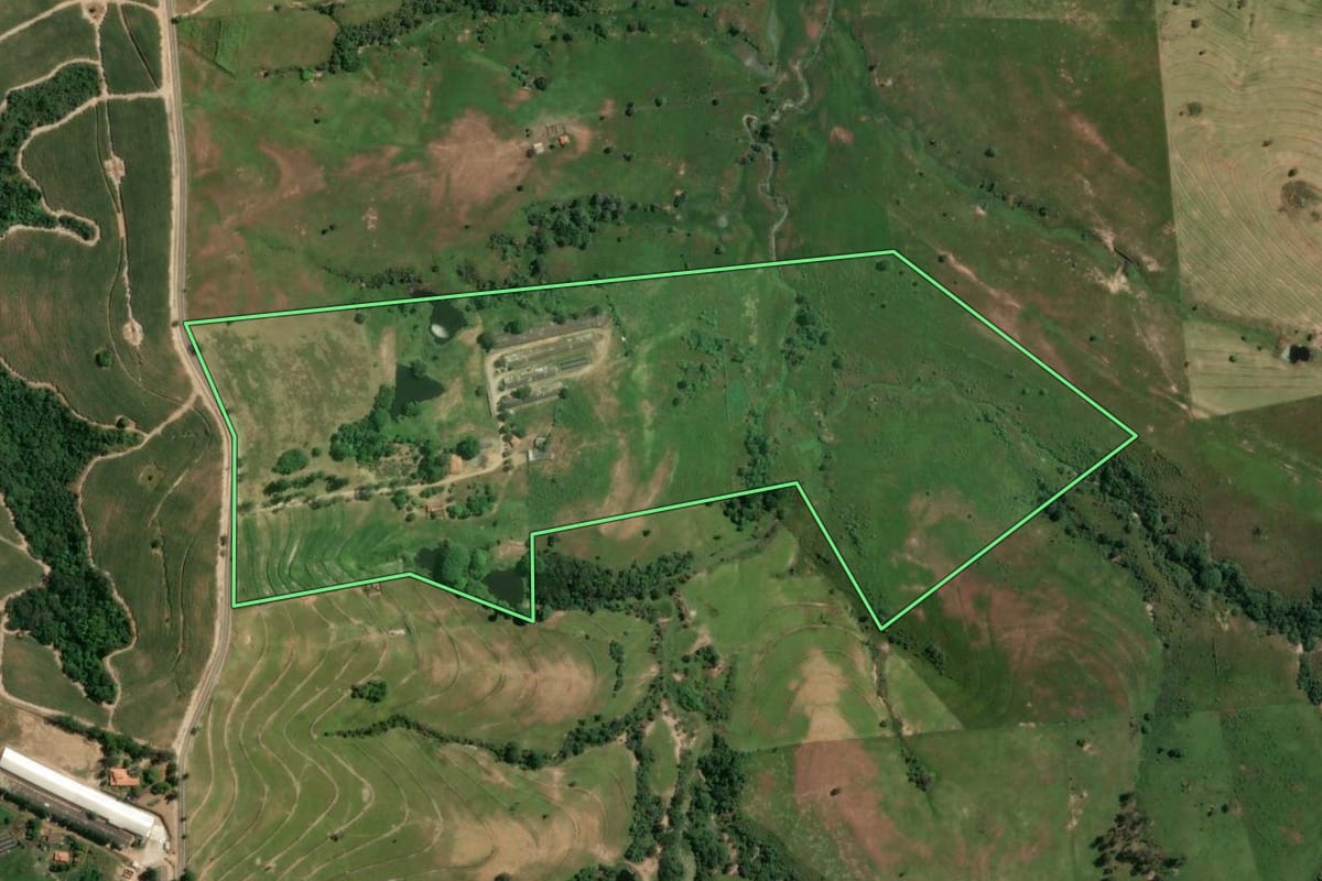 Imagem de satélite do imóvel rural em Conchas (SP), com o contorno declarado no CAR desenhado por cima.