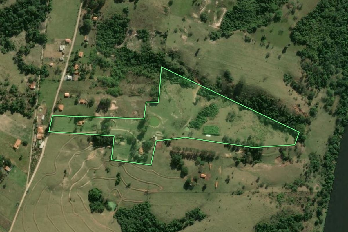 Imagem de satélite do imóvel rural em Conchas (SP), com o contorno declarado no CAR desenhado por cima.