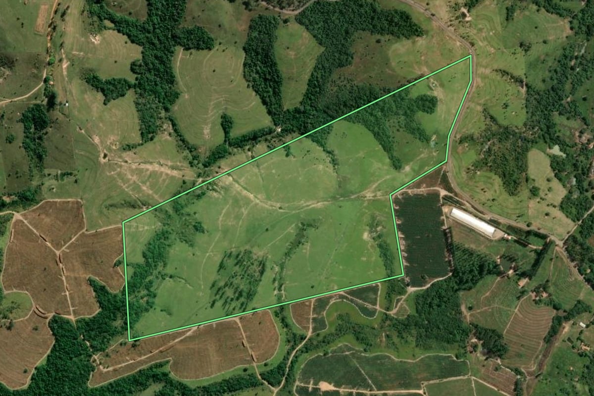 Imagem de satélite do imóvel rural em Conchas (SP), com o contorno declarado no CAR desenhado por cima.
