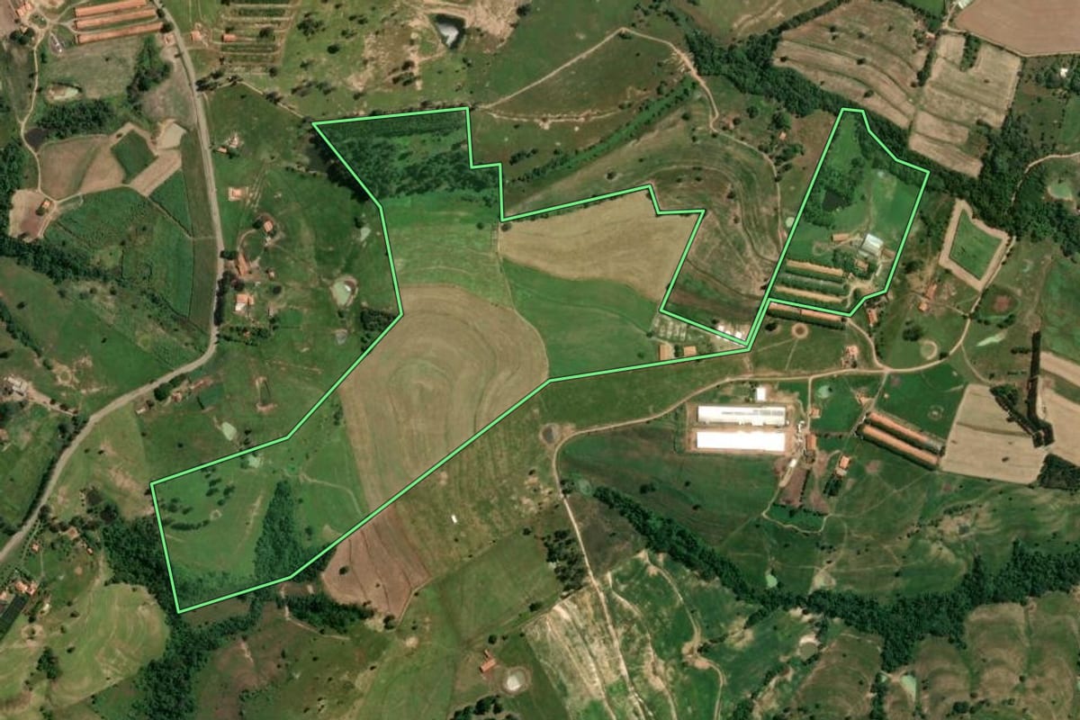 Imagem de satélite do imóvel rural em Conchas (SP), com o contorno declarado no CAR desenhado por cima.