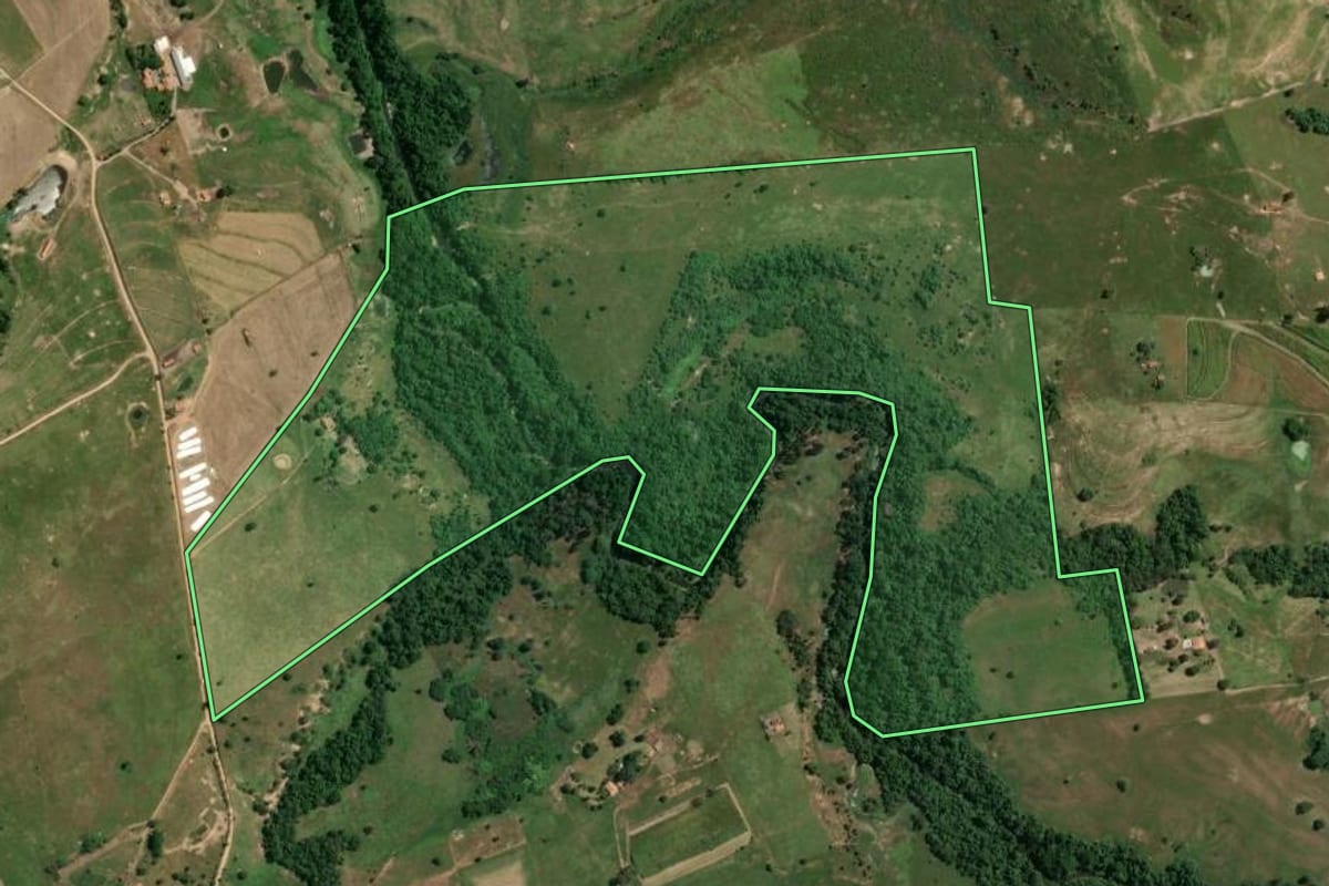 Imagem de satélite do imóvel rural em Conchas (SP), com o contorno declarado no CAR desenhado por cima.