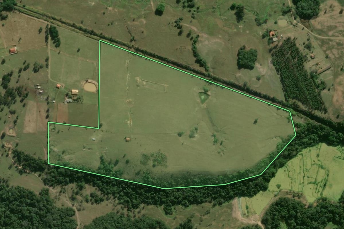 Imagem de satélite do imóvel rural em Conchas (SP), com o contorno declarado no CAR desenhado por cima.