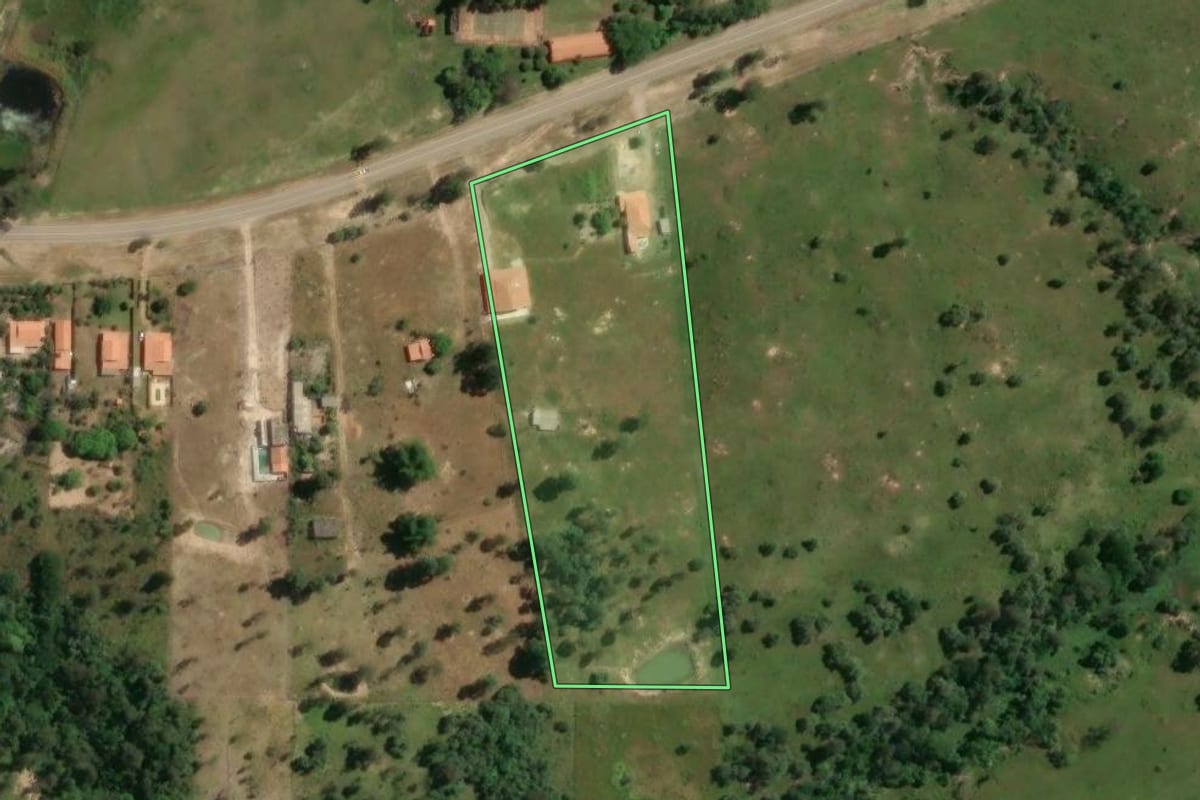 Imagem de satélite do imóvel rural em Conchas (SP), com o contorno declarado no CAR desenhado por cima.