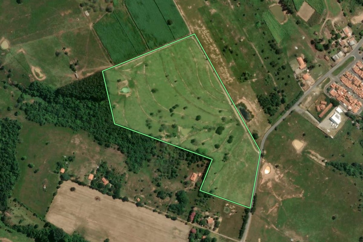 Imagem de satélite do imóvel rural em Conchas (SP), com o contorno declarado no CAR desenhado por cima.