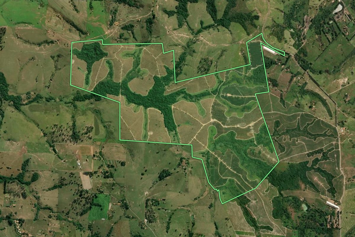 Imagem de satélite do imóvel rural em Conchas (SP), com o contorno declarado no CAR desenhado por cima.