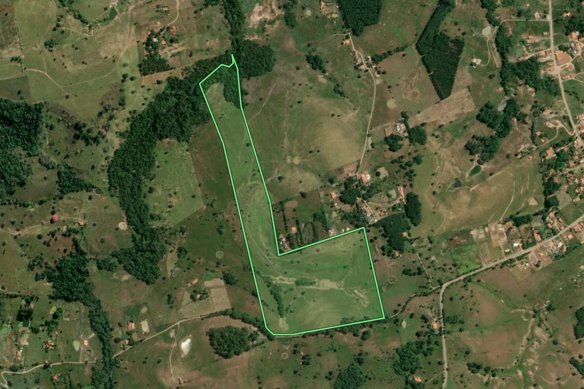 Imagem de satélite do imóvel rural em Conchas (SP), com o contorno declarado no CAR desenhado por cima.