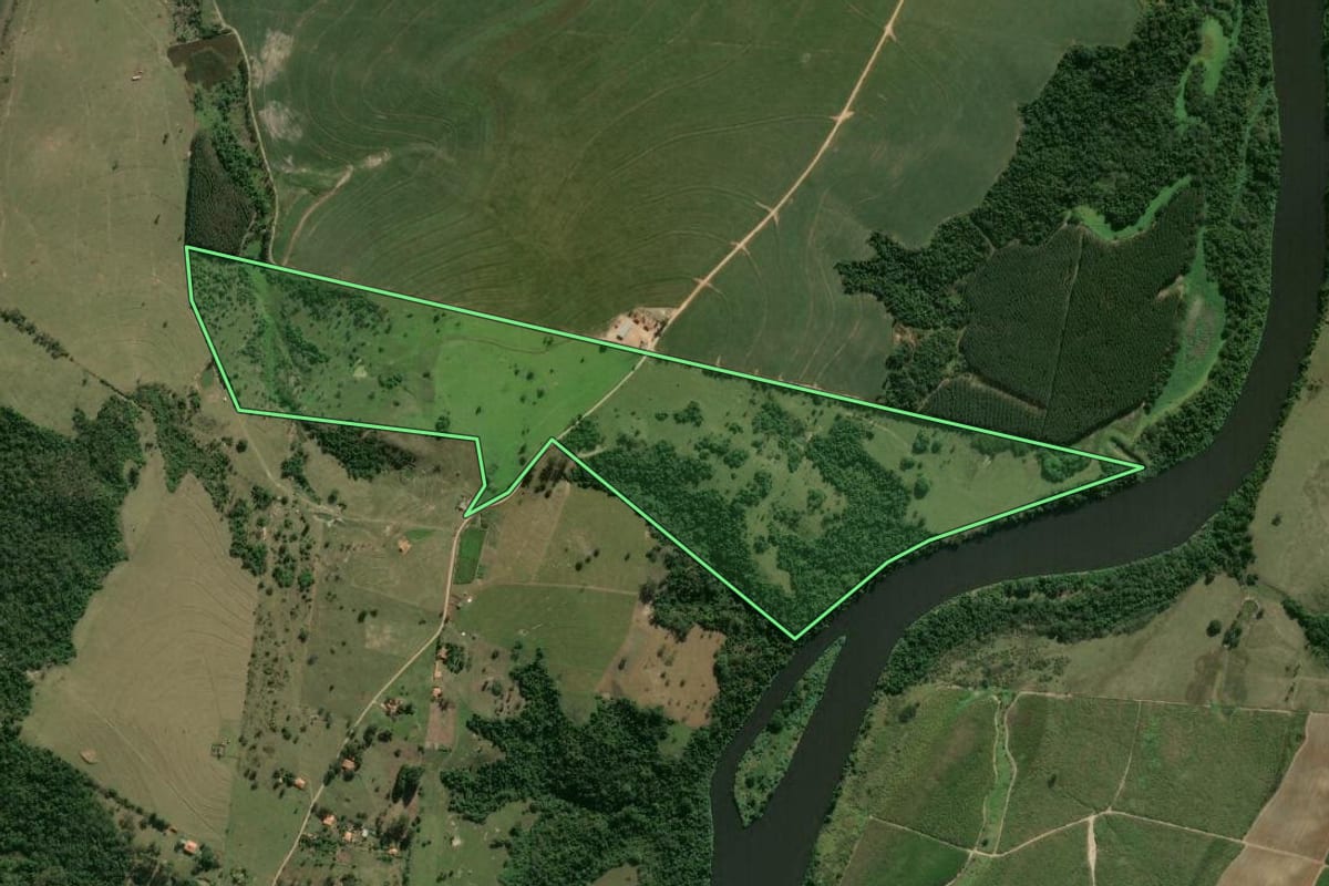 Imagem de satélite do imóvel rural em Conchas (SP), com o contorno declarado no CAR desenhado por cima.