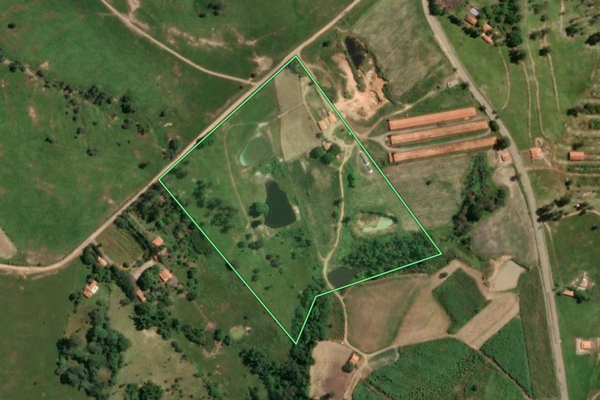 Imagem de satélite do imóvel rural em Conchas (SP), com o contorno declarado no CAR desenhado por cima.