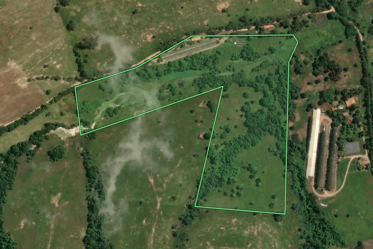 Imagem de satélite do imóvel rural em Conchas (SP), com o contorno declarado no CAR desenhado por cima.