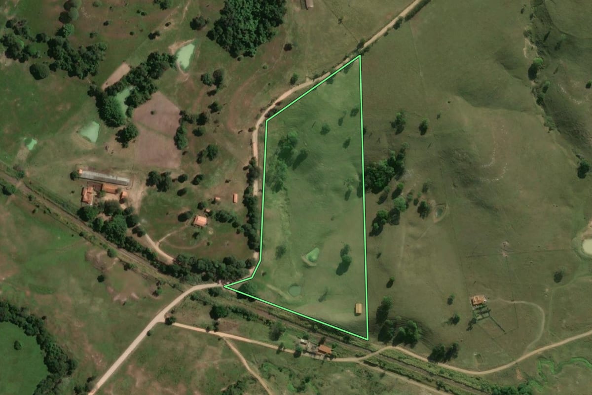 Imagem de satélite do imóvel rural em Conchas (SP), com o contorno declarado no CAR desenhado por cima.