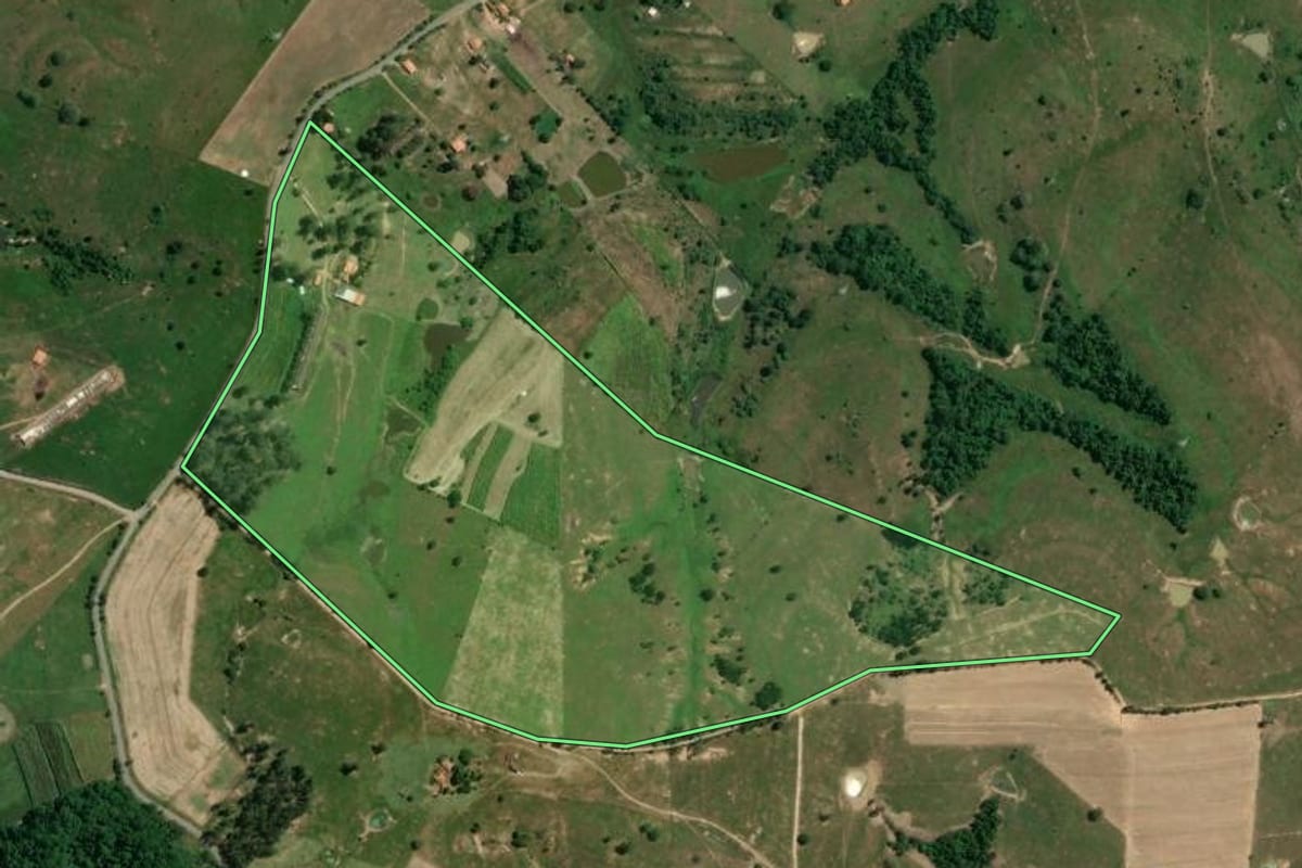 Imagem de satélite do imóvel rural em Conchas (SP), com o contorno declarado no CAR desenhado por cima.