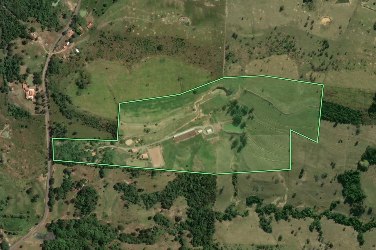 Imagem de satélite do imóvel rural em Conchas (SP), com o contorno declarado no CAR desenhado por cima.