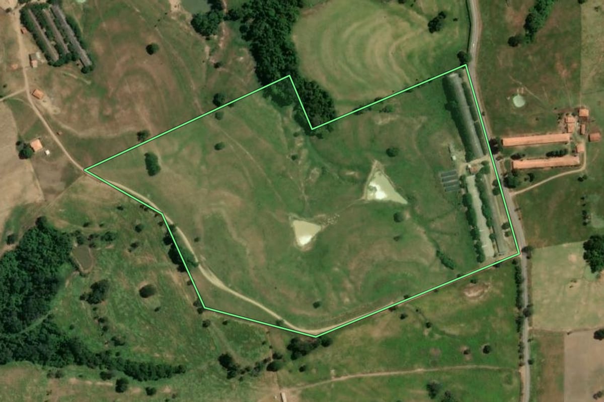 Imagem de satélite do imóvel rural em Conchas (SP), com o contorno declarado no CAR desenhado por cima.