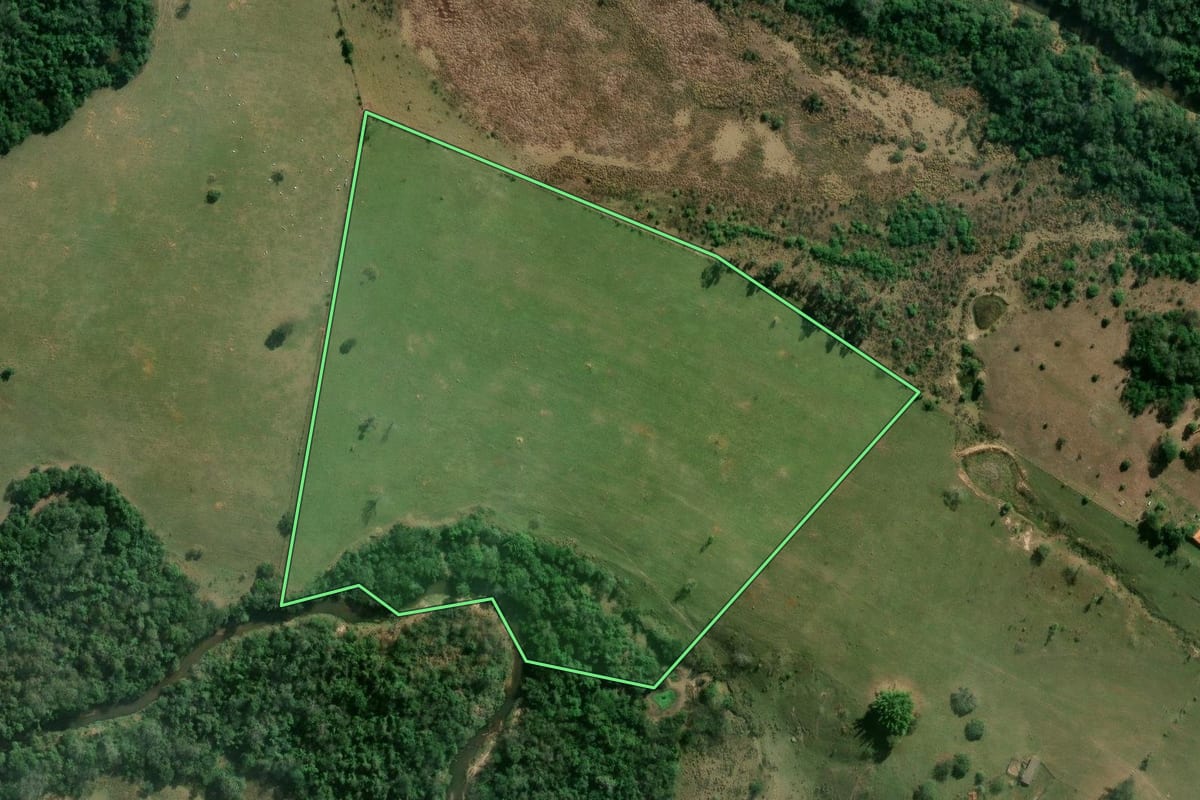 Imagem de satélite do imóvel rural em Conchas (SP), com o contorno declarado no CAR desenhado por cima.