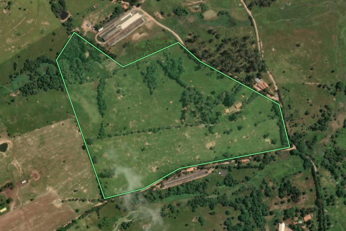 Imagem de satélite do imóvel rural em Conchas (SP), com o contorno declarado no CAR desenhado por cima.