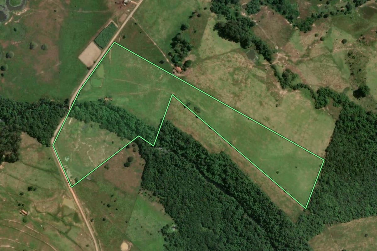 Imagem de satélite do imóvel rural em Conchas (SP), com o contorno declarado no CAR desenhado por cima.
