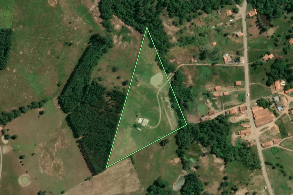 Imagem de satélite do imóvel rural em Conchas (SP), com o contorno declarado no CAR desenhado por cima.