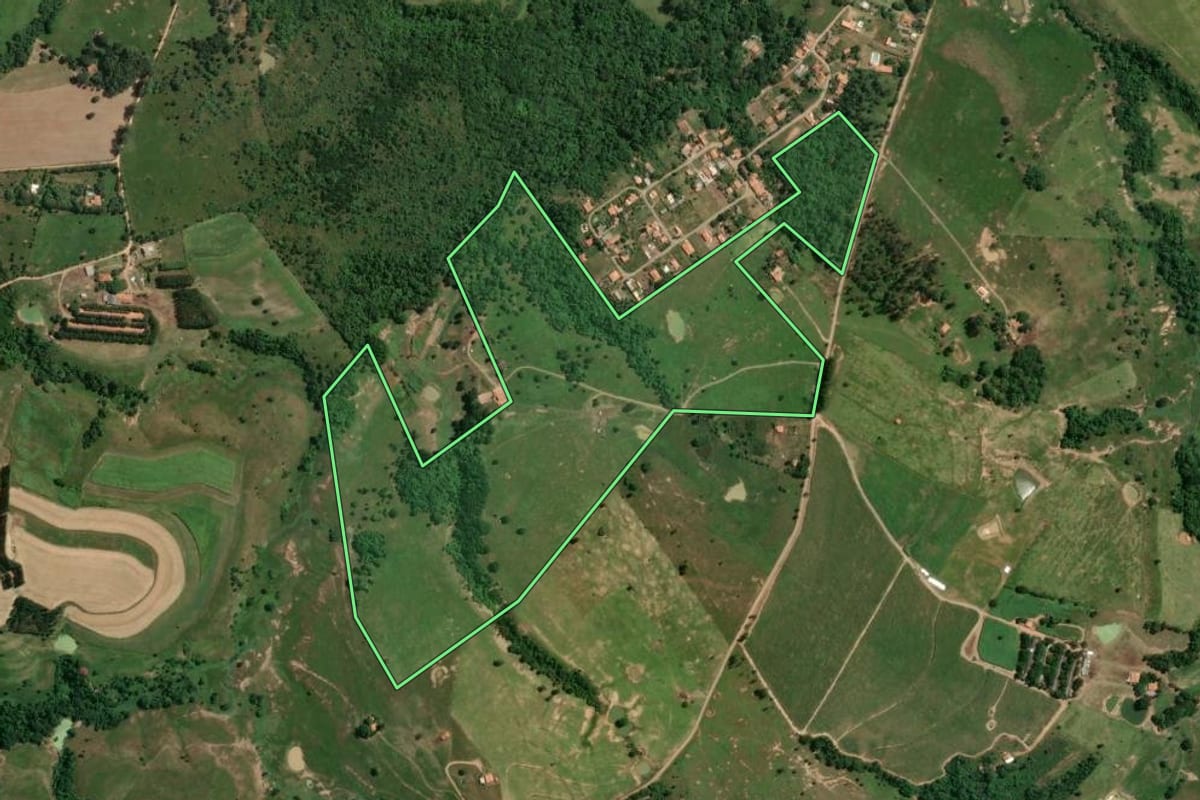 Imagem de satélite do imóvel rural em Conchas (SP), com o contorno declarado no CAR desenhado por cima.