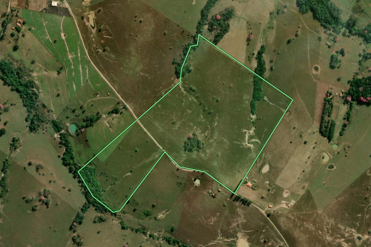 Imagem de satélite do imóvel rural em Conchas (SP), com o contorno declarado no CAR desenhado por cima.