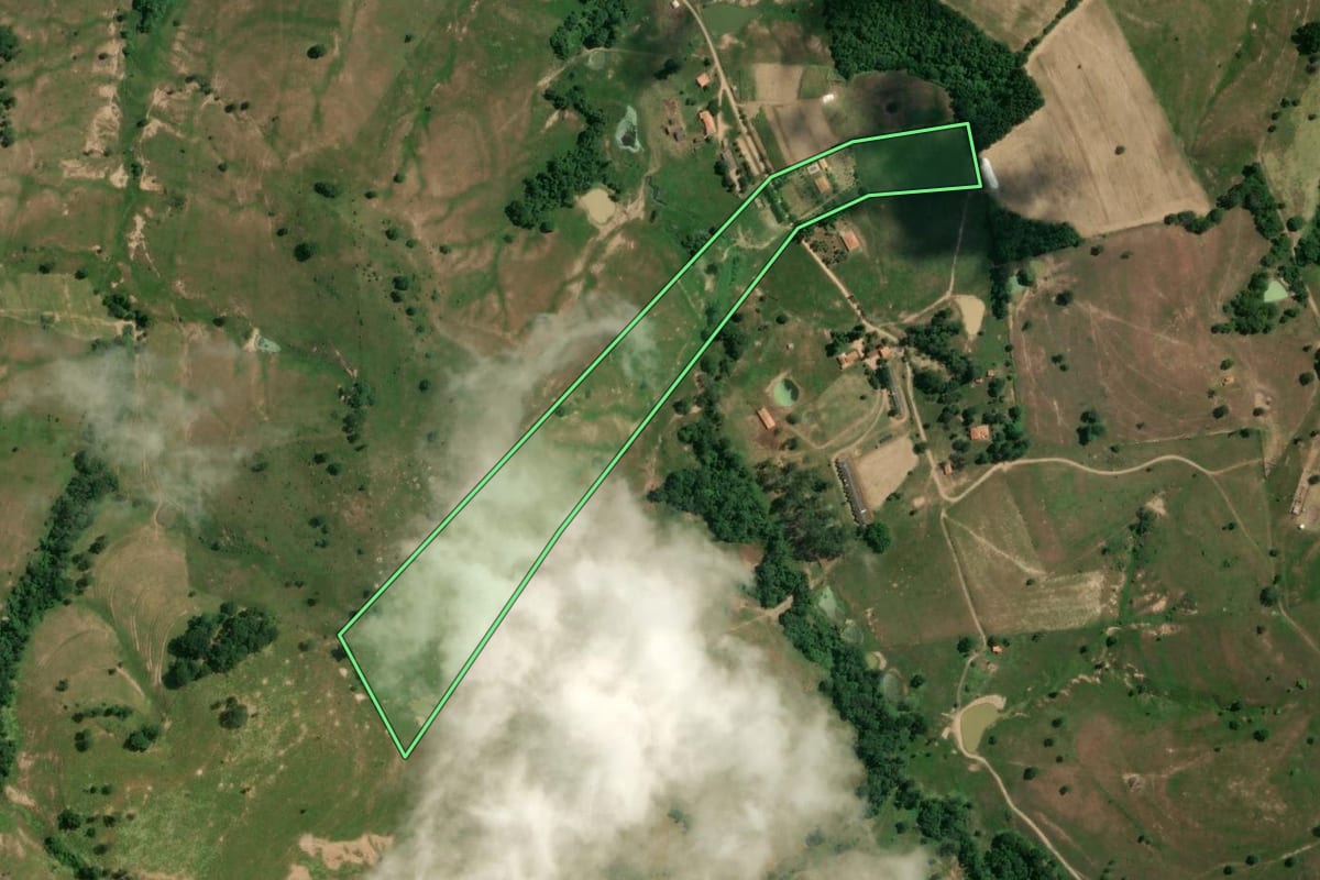 Imagem de satélite do imóvel rural em Conchas (SP), com o contorno declarado no CAR desenhado por cima.