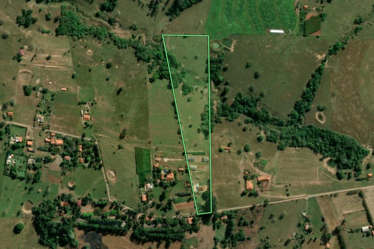 Imagem de satélite do imóvel rural em Conchas (SP), com o contorno declarado no CAR desenhado por cima.