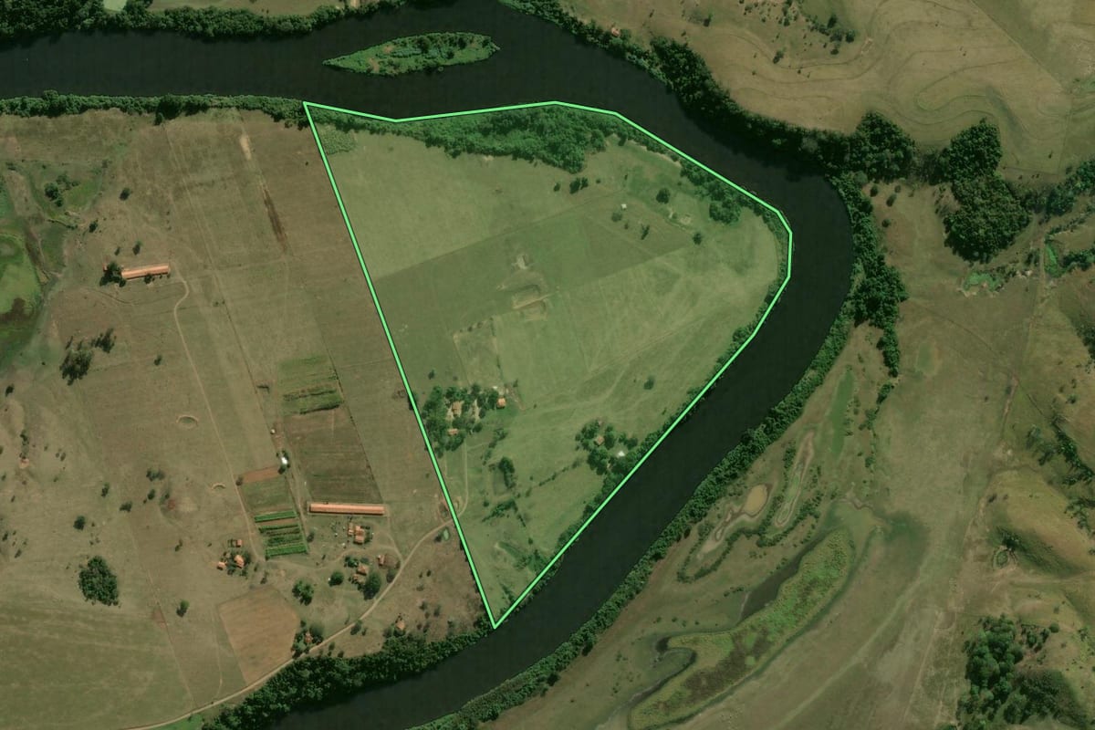 Imagem de satélite do imóvel rural em Conchas (SP), com o contorno declarado no CAR desenhado por cima.