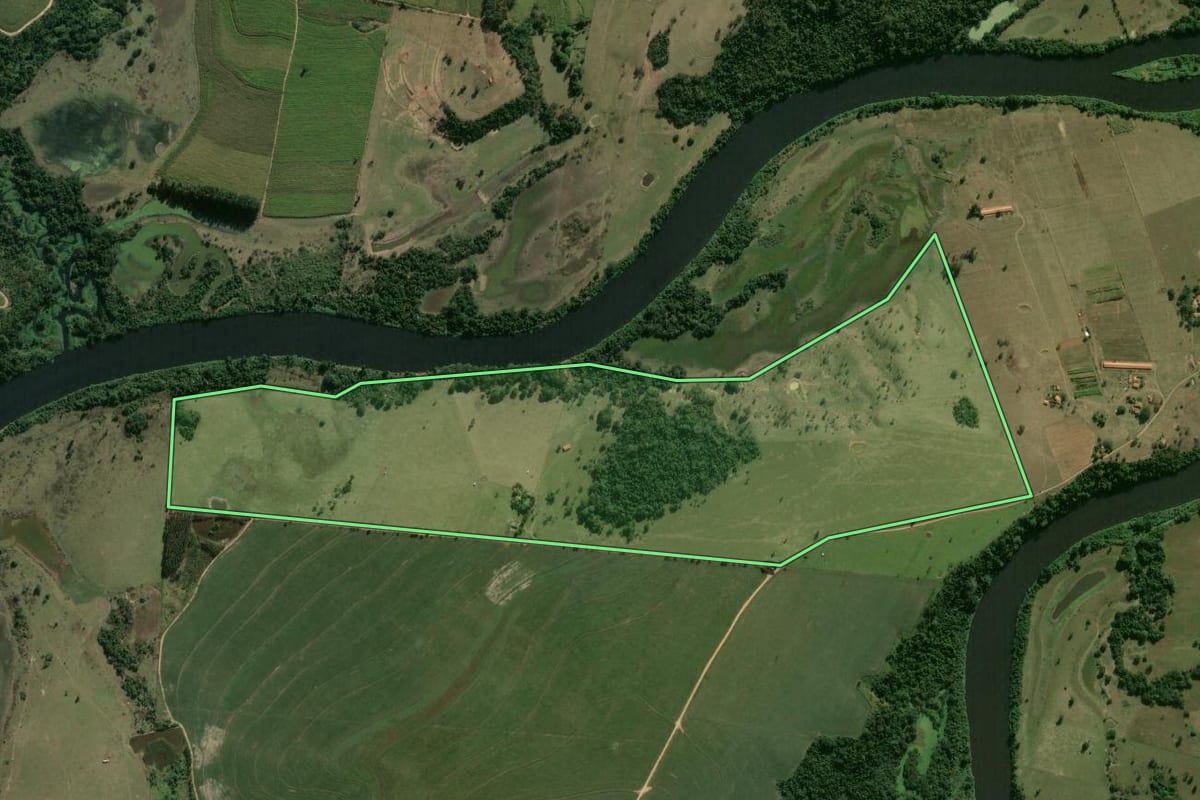 Imagem de satélite do imóvel rural em Conchas (SP), com o contorno declarado no CAR desenhado por cima.