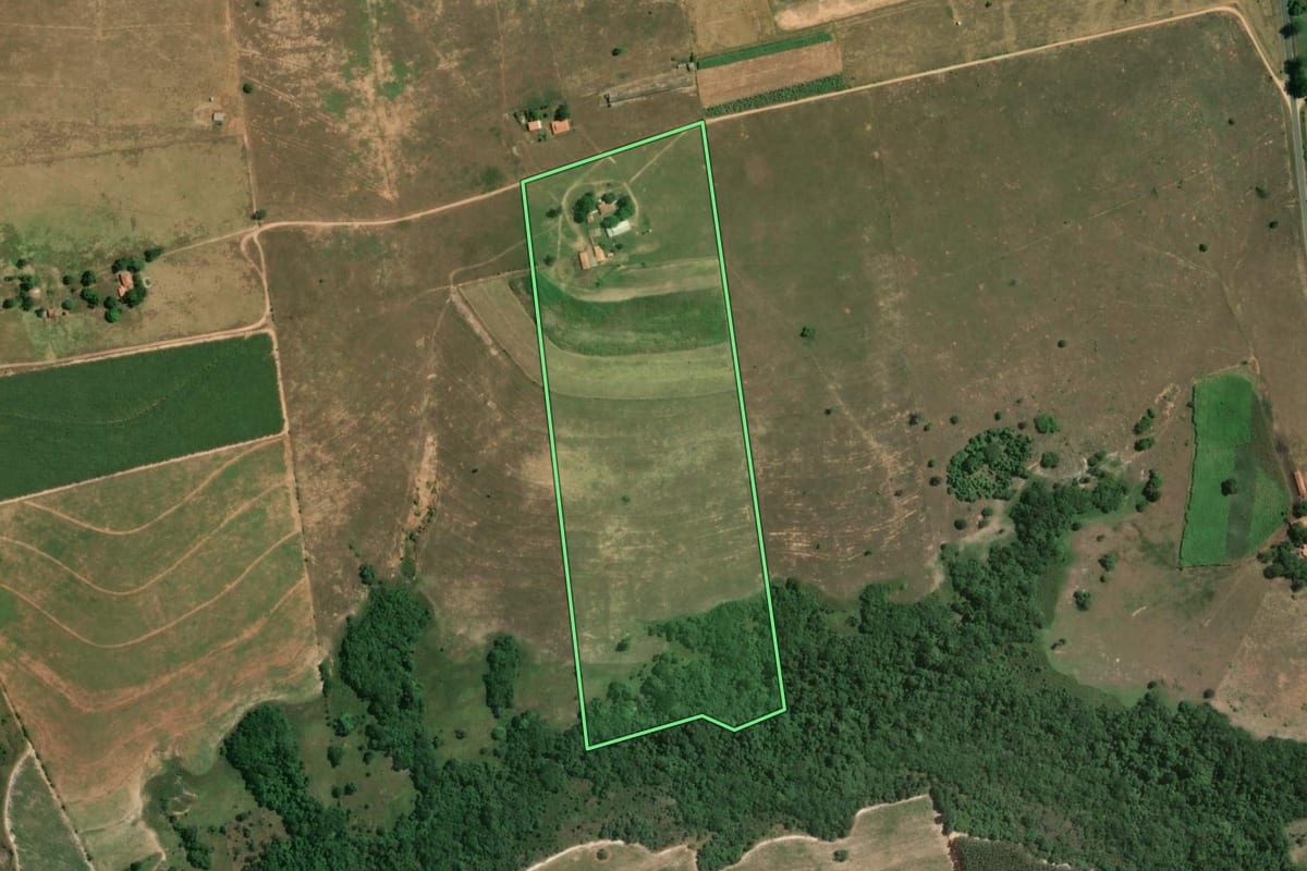 Imagem de satélite do imóvel rural em Conchas (SP), com o contorno declarado no CAR desenhado por cima.