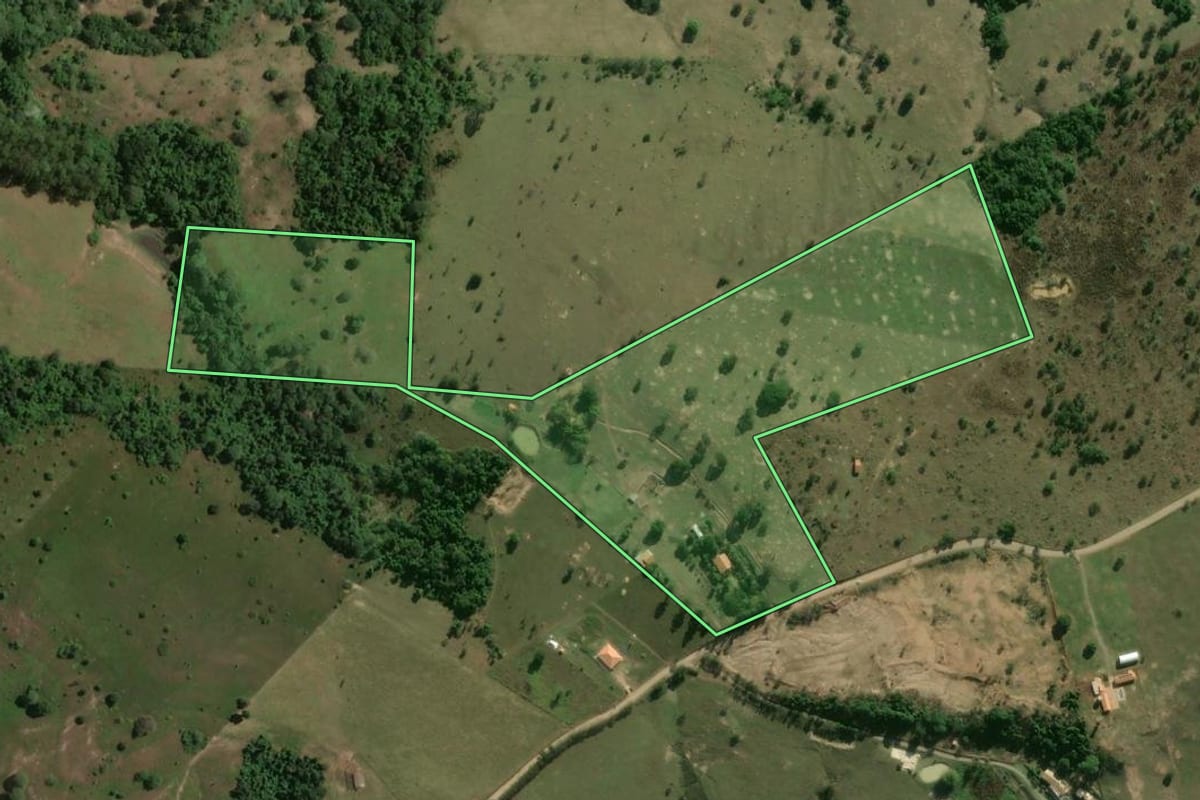 Imagem de satélite do imóvel rural em Conchas (SP), com o contorno declarado no CAR desenhado por cima.