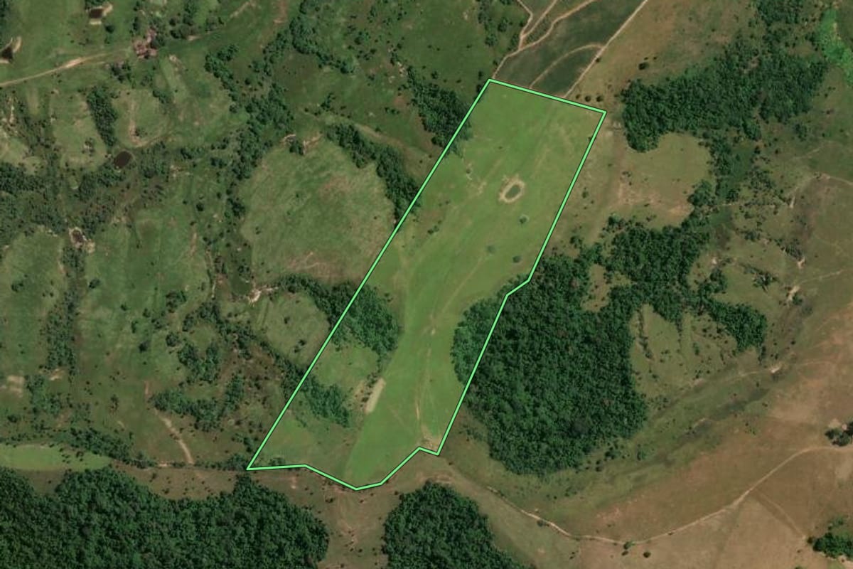 Imagem de satélite do imóvel rural em Conchas (SP), com o contorno declarado no CAR desenhado por cima.