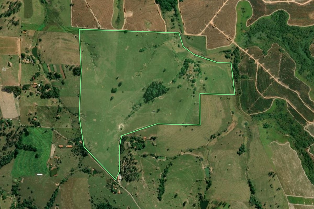 Imagem de satélite do imóvel rural em Conchas (SP), com o contorno declarado no CAR desenhado por cima.
