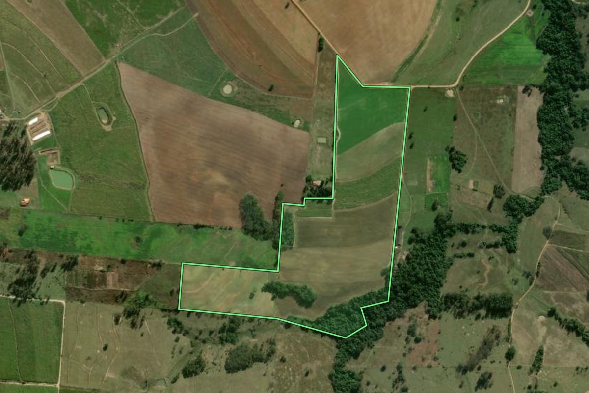Imagem de satélite do imóvel rural em Conchas (SP), com o contorno declarado no CAR desenhado por cima.
