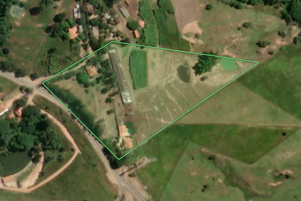 Imagem de satélite do imóvel rural em Conchas (SP), com o contorno declarado no CAR desenhado por cima.