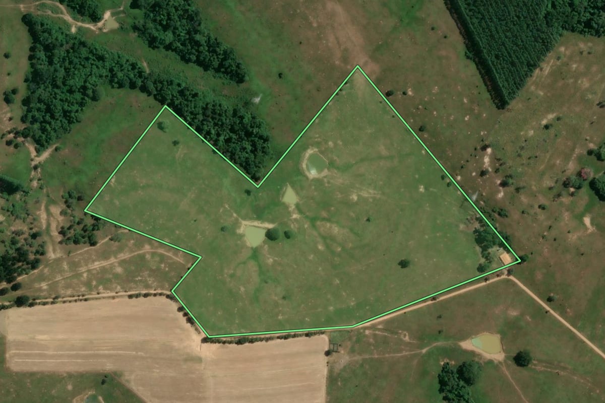Imagem de satélite do imóvel rural em Conchas (SP), com o contorno declarado no CAR desenhado por cima.