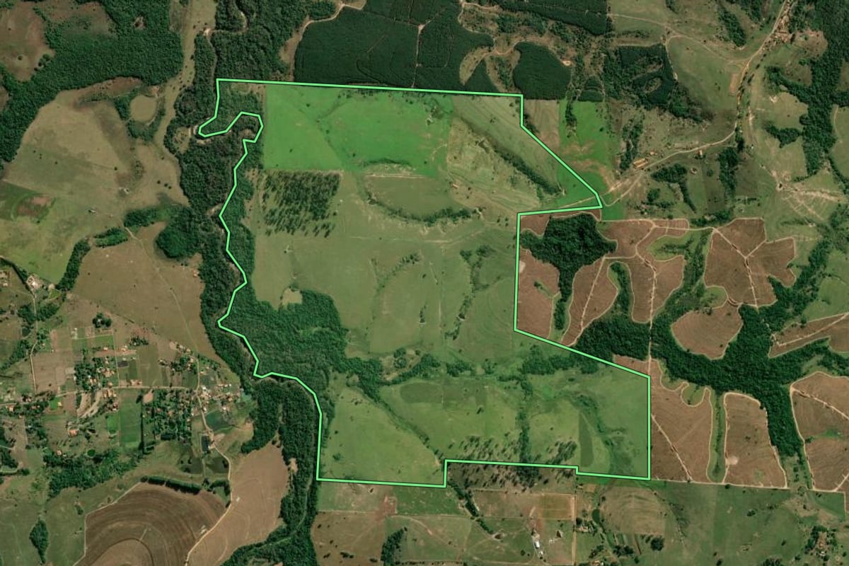 Imagem de satélite do imóvel rural em Conchas (SP), com o contorno declarado no CAR desenhado por cima.
