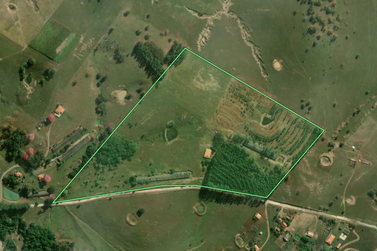 Imagem de satélite do imóvel rural em Conchas (SP), com o contorno declarado no CAR desenhado por cima.