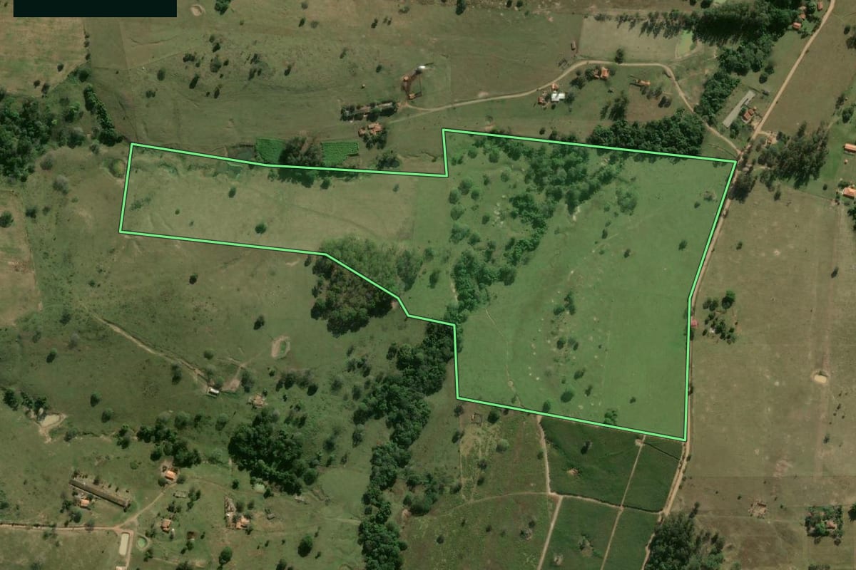Imagem de satélite do imóvel rural em Conchas (SP), com o contorno declarado no CAR desenhado por cima.