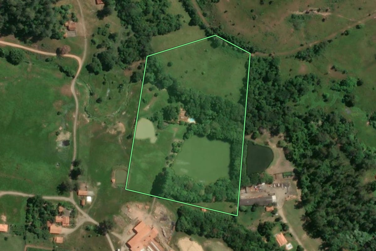 Imagem de satélite do imóvel rural em Conchas (SP), com o contorno declarado no CAR desenhado por cima.