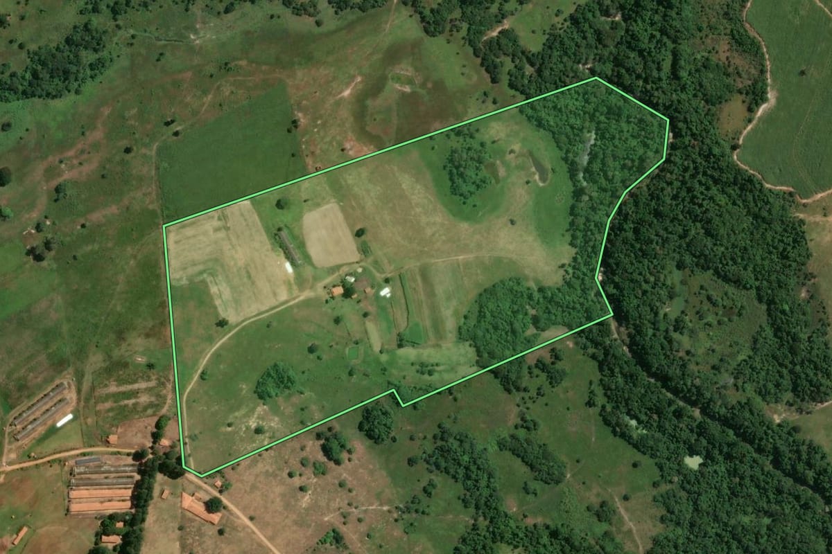 Imagem de satélite do imóvel rural em Conchas (SP), com o contorno declarado no CAR desenhado por cima.