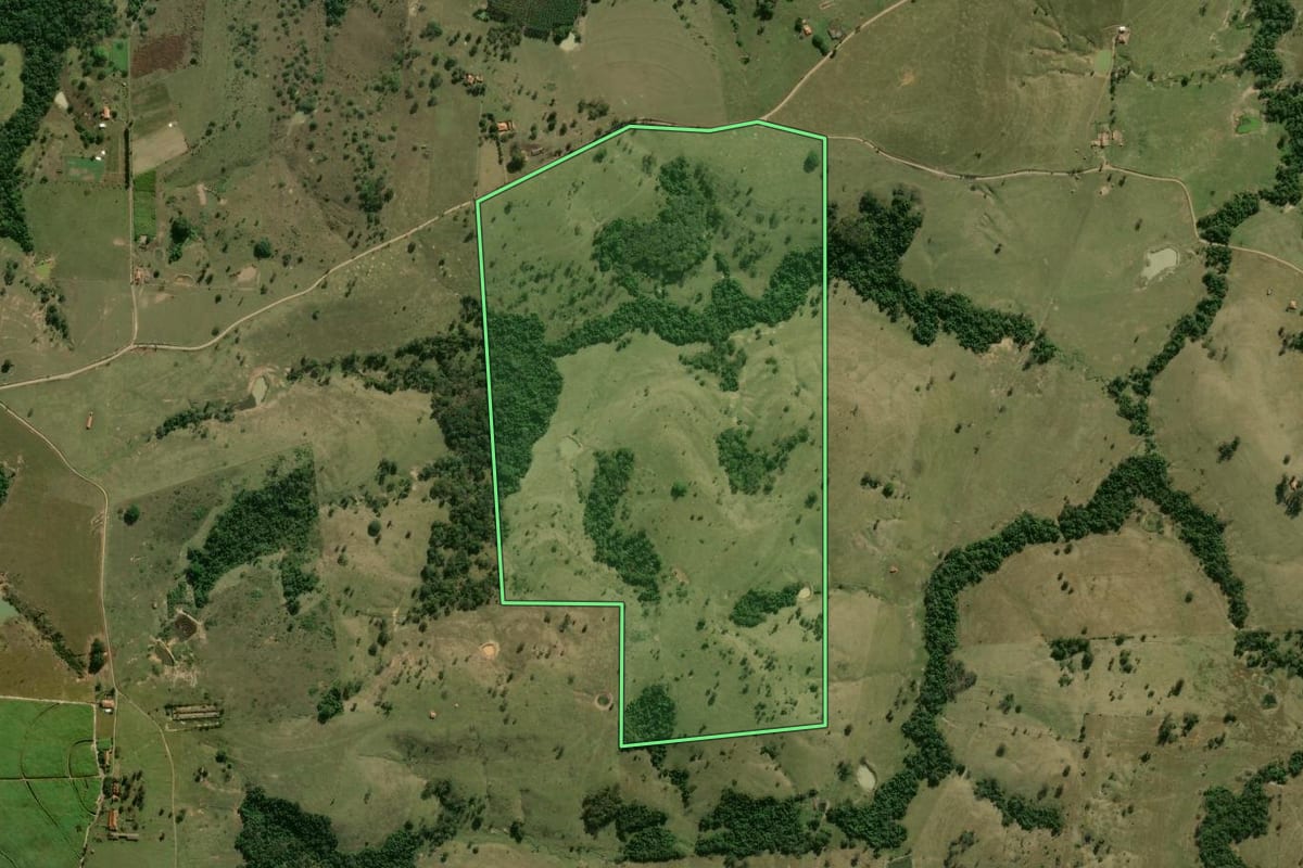 Imagem de satélite do imóvel rural em Conchas (SP), com o contorno declarado no CAR desenhado por cima.