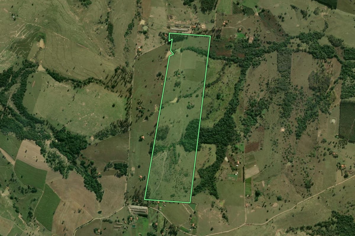 Imagem de satélite do imóvel rural em Conchas (SP), com o contorno declarado no CAR desenhado por cima.