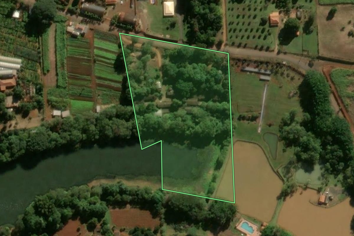 Imagem de satélite do imóvel rural em Cordeirópolis (SP), com o contorno declarado no CAR desenhado por cima.