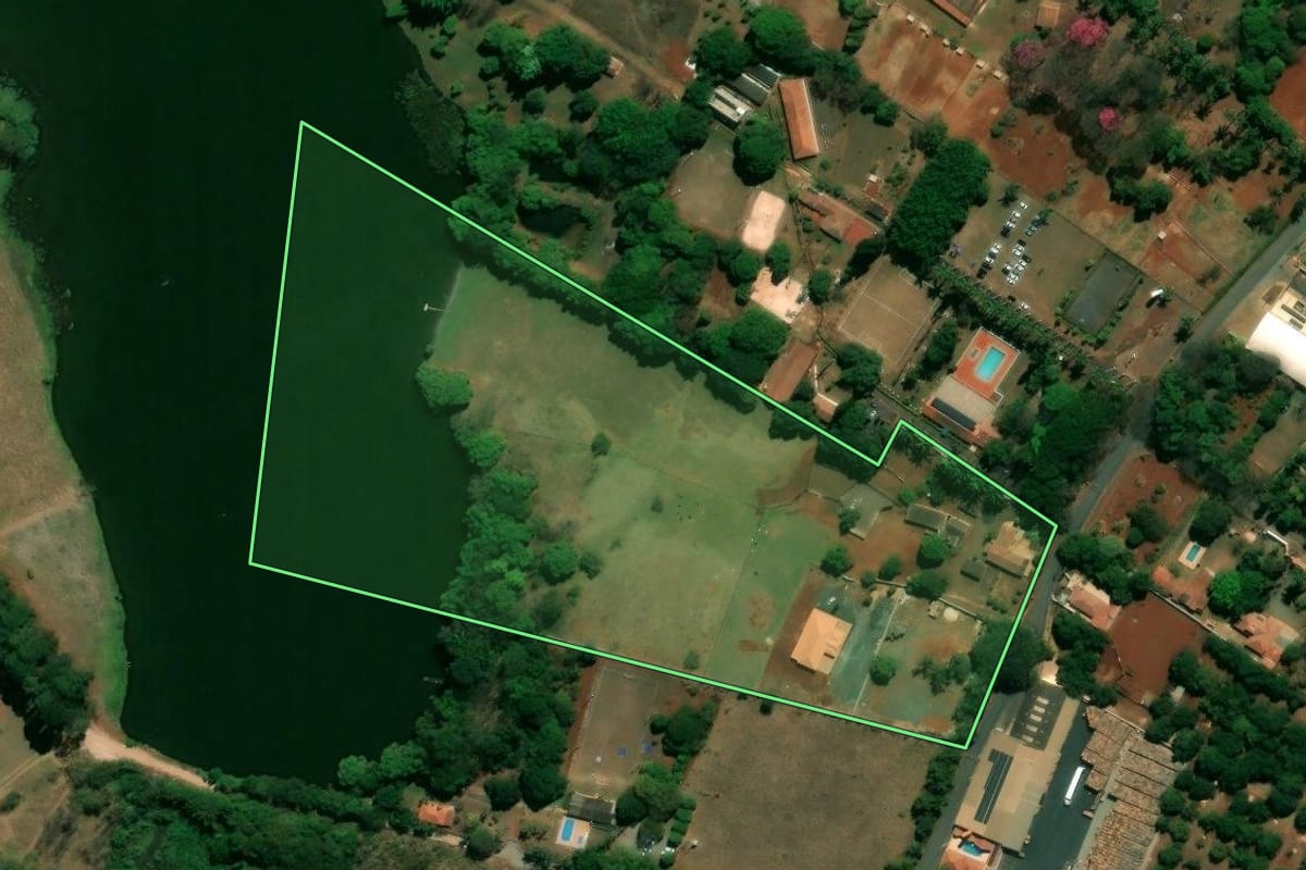 Imagem de satélite do imóvel rural em Cordeirópolis (SP), com o contorno declarado no CAR desenhado por cima.