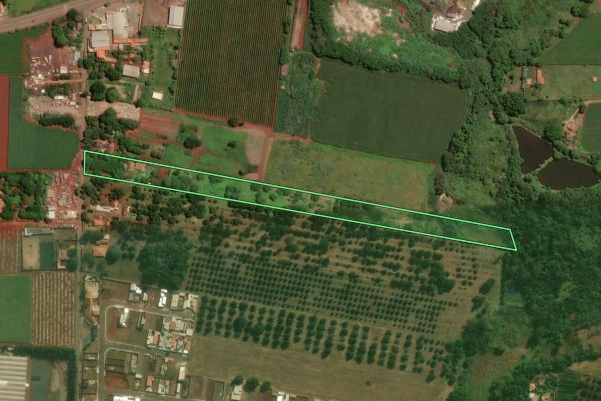 Imagem de satélite do imóvel rural em Cordeirópolis (SP), com o contorno declarado no CAR desenhado por cima.