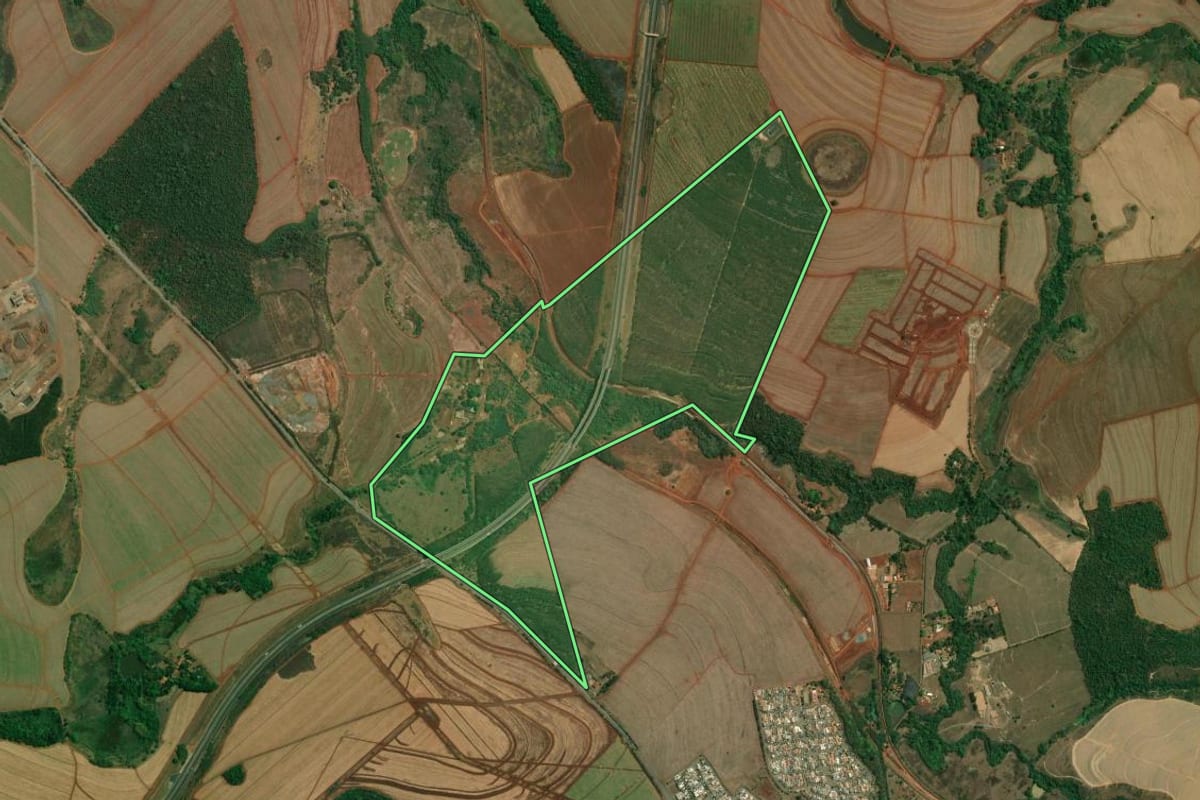 Imagem de satélite do imóvel rural em Cordeirópolis (SP), com o contorno declarado no CAR desenhado por cima.