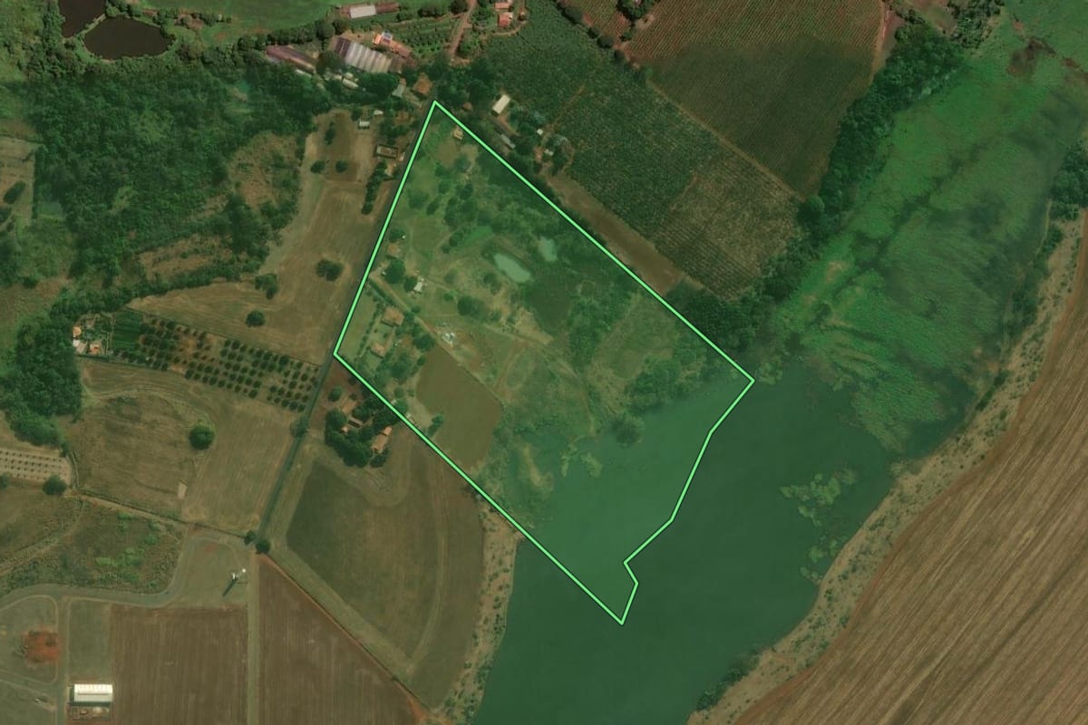 Imagem de satélite do imóvel rural em Cordeirópolis (SP), com o contorno declarado no CAR desenhado por cima.