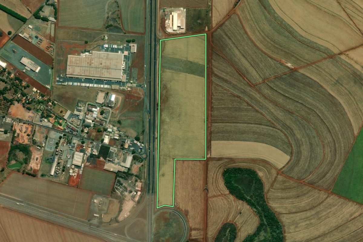 Imagem de satélite do imóvel rural em Cordeirópolis (SP), com o contorno declarado no CAR desenhado por cima.