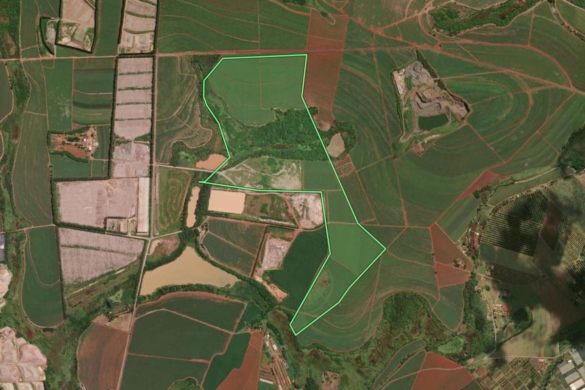 Imagem de satélite do imóvel rural em Cordeirópolis (SP), com o contorno declarado no CAR desenhado por cima.