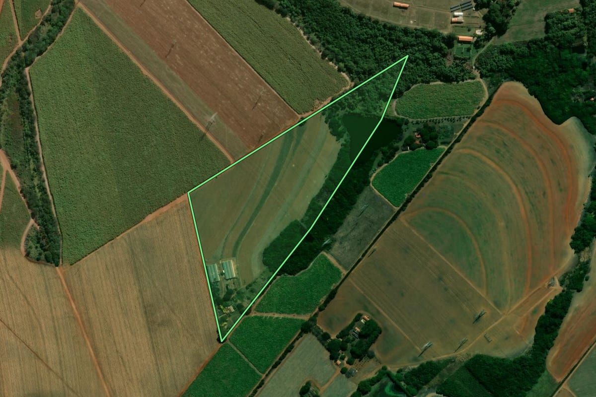 Imagem de satélite do imóvel rural em Cordeirópolis (SP), com o contorno declarado no CAR desenhado por cima.